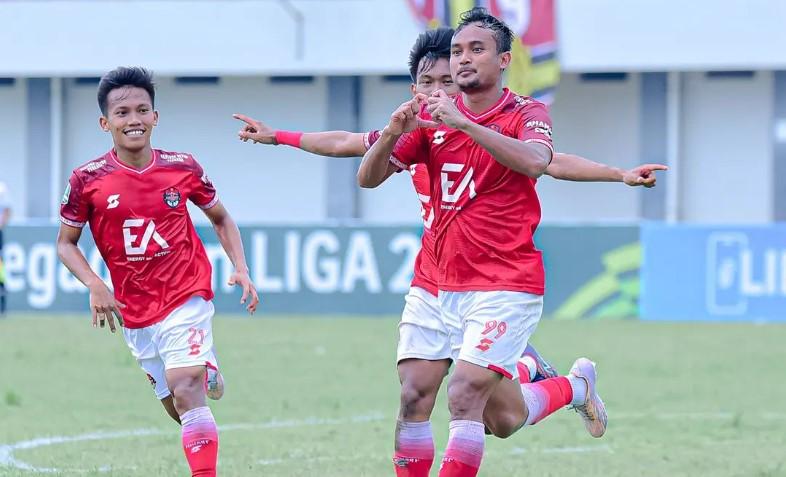 Pemain-Persekat-Tegal-merayakan-gol.jpg