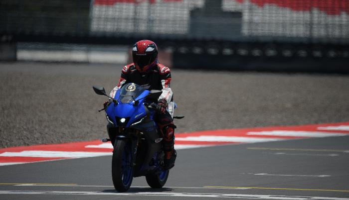 Pengguna-All-New-R15-Connected-Series-menjajal-motor-Yamaha-R-Series-itu-di-sirkuit.jpg