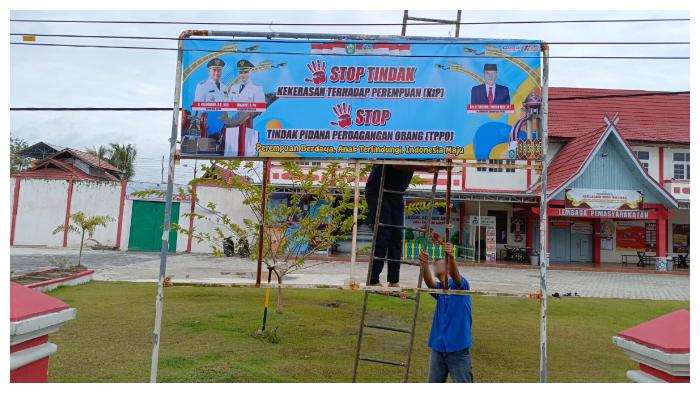 Petugas-Lapas-Sampit-memasang-spanduk-sosialisasi-tindak-kekerasan.jpg