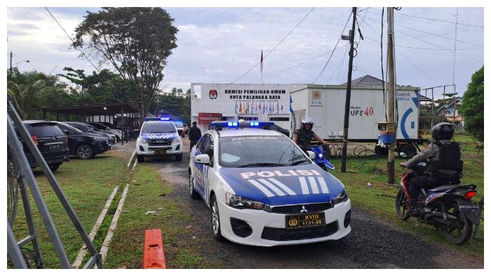 Polresta-Palangka-Raya-saat-melakukan-pengawalan-surat-suara.jpg