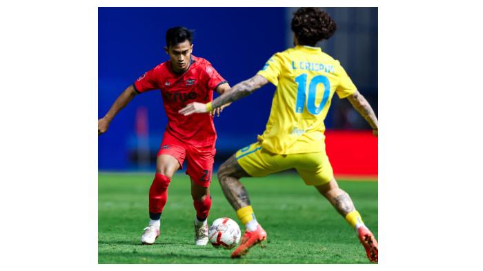Pratama-Arhan-berusaha-melewati-lawannya-saat-bermain-untuk-Bangkok-United.jpg