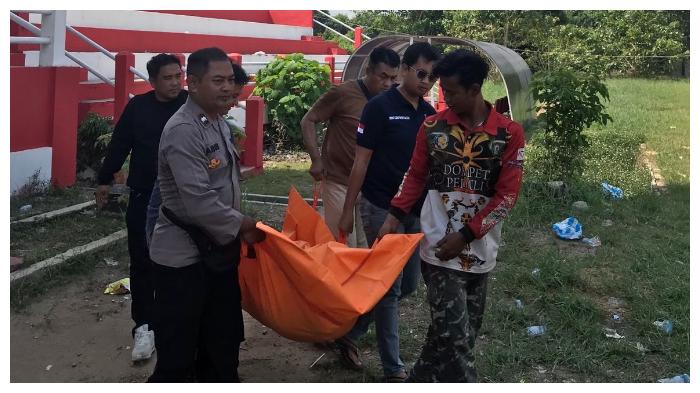 Relawan-Dompet-Peduli-saat-melakukan-evakuasi-pada-jenazah-pria-yang-meninggal.jpg