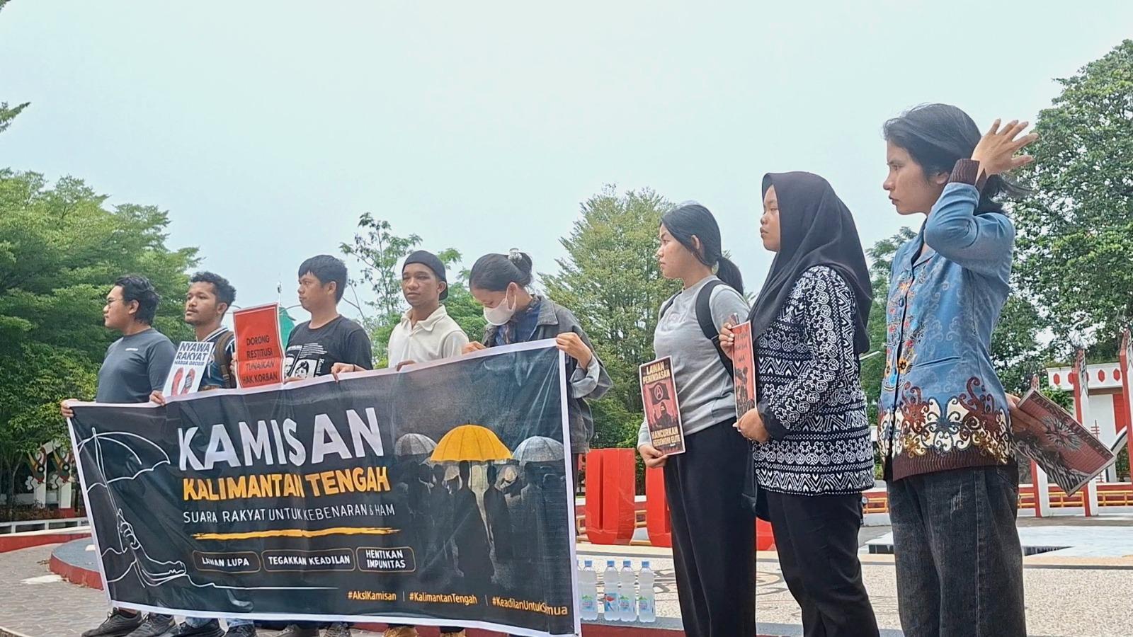 Aksi Kamisan Kalteng dan Aliansi Reformati Demi Keadilan Andrie Yunus di Tugu Soekarno Palangkaraya
