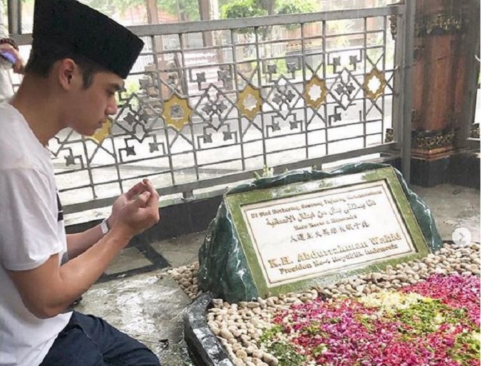 al-ghazali-berziarah-di-makam-presiden-ke-4-ri-kh-abdurrahman-wahid.jpg