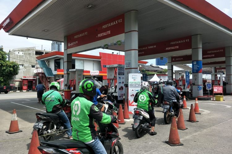 antrian-pengendara-motor-yang-membeli-bbm-pertalite.jpg
