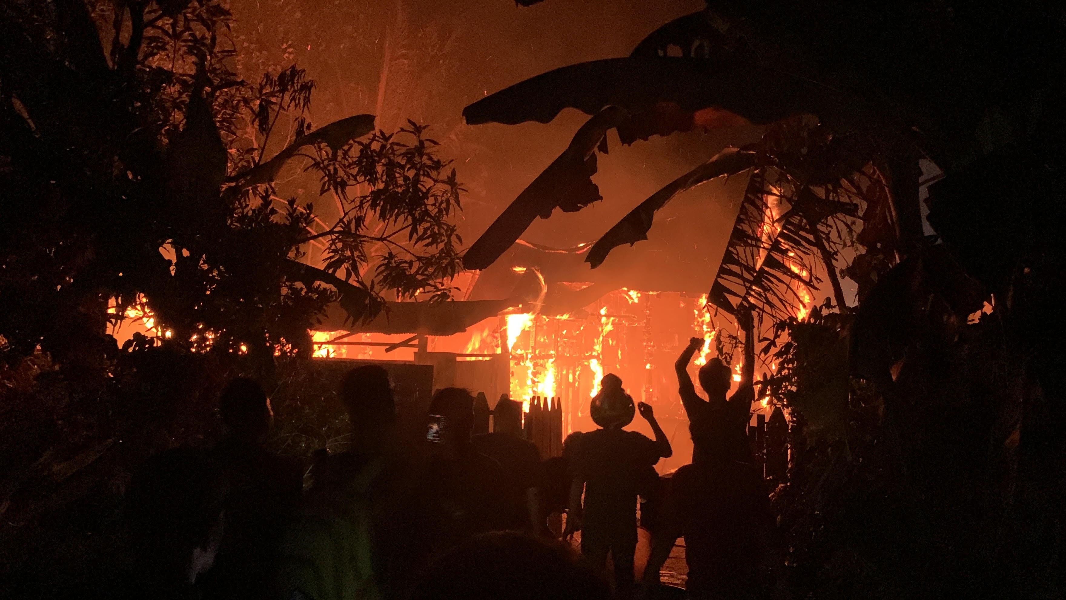 Terdengar Suara Ledakan Saat Si Jago Merah Lalap Bangunan Kosong di Temanggung Tilung