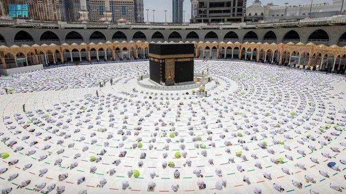 Jemaah Haji & Umrah Rapat Lagi Saat Sholat, Bebas Masker di Tempat Terbuka & Tak Perlu Karantina