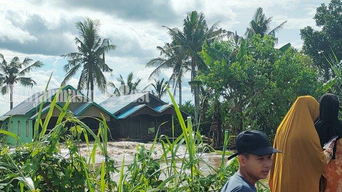 3 Rumah Warga Desa Lungau Hulu Sungai Selatan Hanyut Diterjang Air Akibat Tanggul Jebol