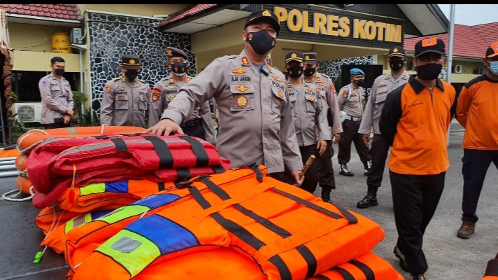 banjir-polres-kotim12.jpg