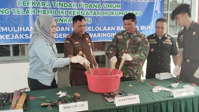 Kajari Kotim Musnahkan 245 Barbuk Sudah Inkrah selama 2025, Narkotika, Sajam, dan Barang Asusila