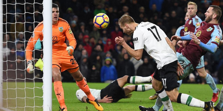 bek-liverpool-ragnar-klavan-mencetak-gol-ke-gawang-burnley_20180102_061122.jpg