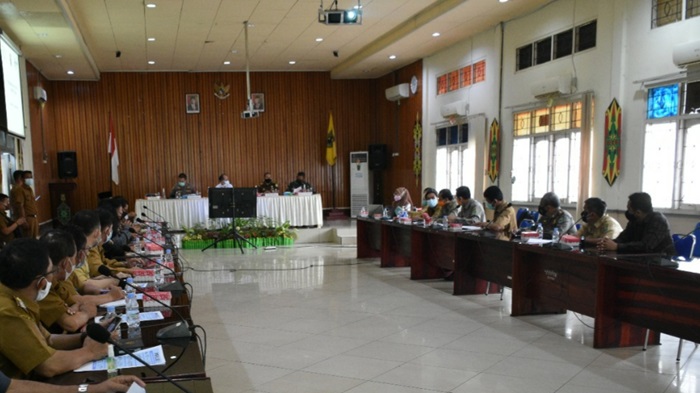 bupai-dan-unsur-forkopimda-kapuas-rakor-evaluasi-dan-pengendalian-covid-19-di-aula-bappeda-kapuas.jpg