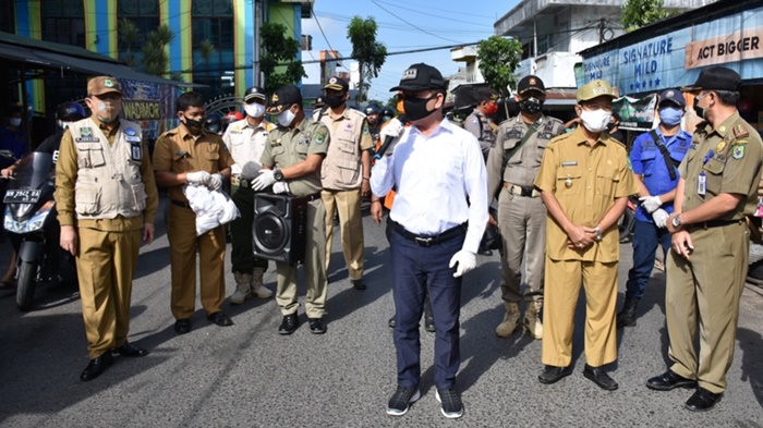 bupati-kapuas-ben-brahim-s-bahat-wabup-hm-nafiah-ibnor-bersama-kepala-opd-di-pasar.jpg