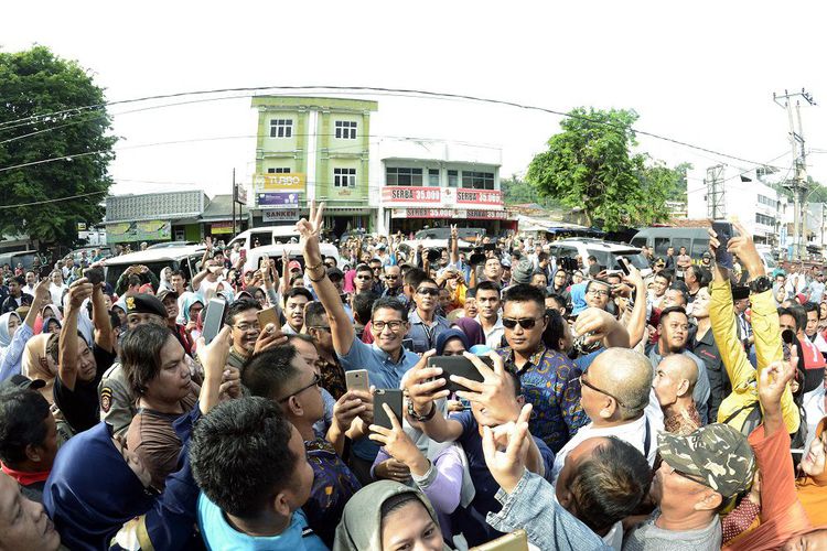 Sandiaga Langsung Dikerubungi