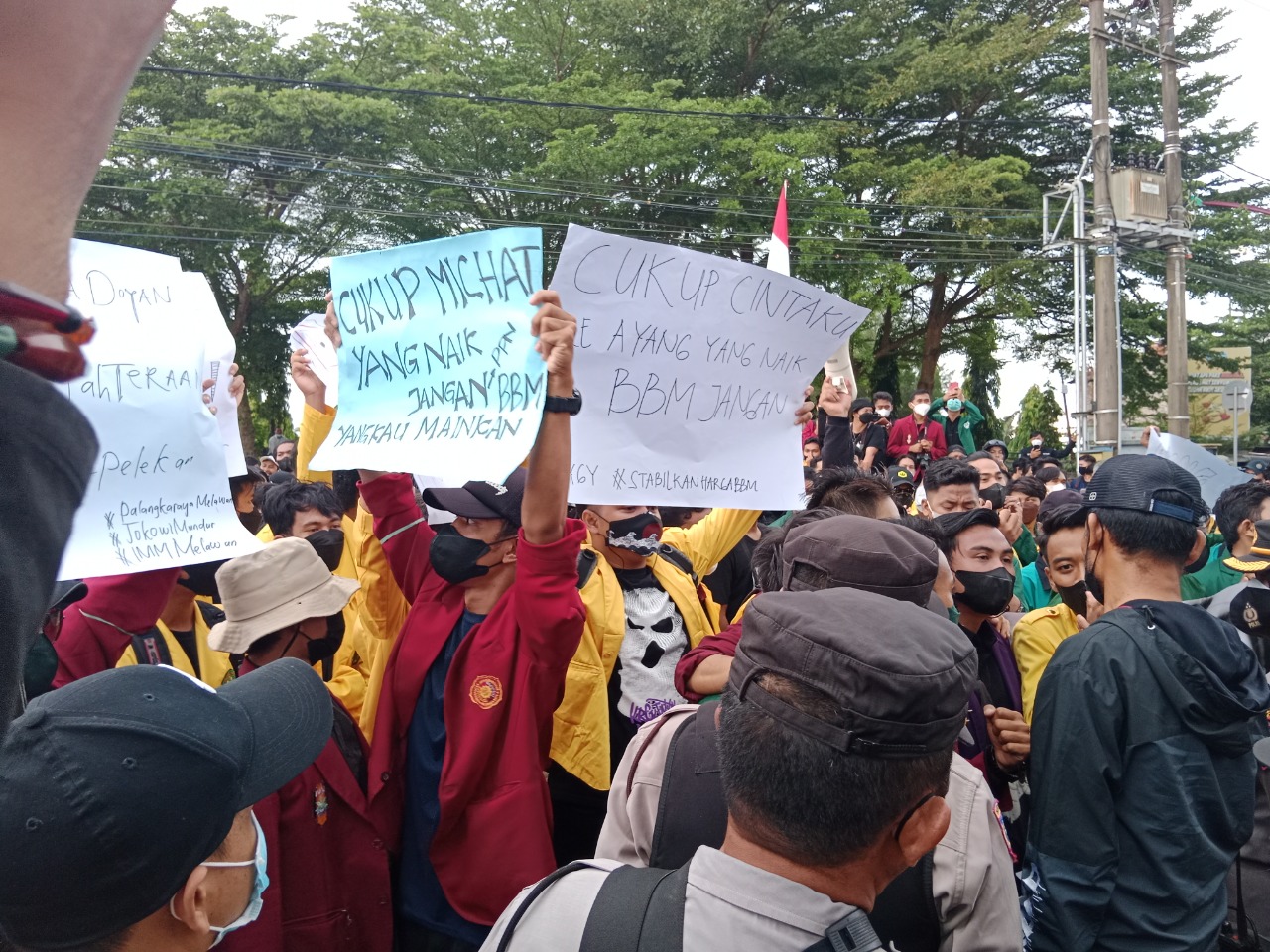 demo-di-depan-gedung-DPRD-Kalteng-okk.jpg