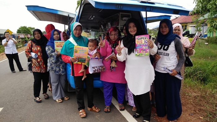 disarpustaka-kapuas-saat-kegiatan-dengan-mobil-keliling.jpg