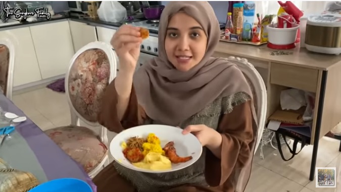 Zaskia Sungkar Sedang Hamil Muda, Istri Irwansyah Lahap Makan Jengkol