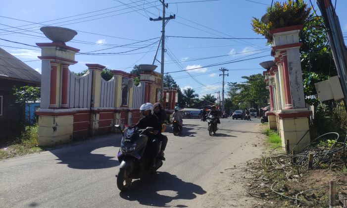 Gapura Miring Wengga Megapolitan Sampit Disorot, Rawan Ambruk Warga Lewat Bisa Jadi Korban