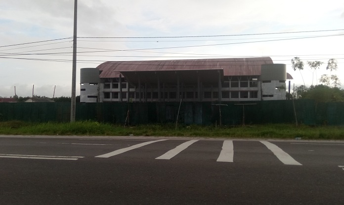 gedung-sport-center-di-jalan-tjilik-riwut-km-5-terbengkalai-tidak-kunjung-dioperasionalkan.jpg