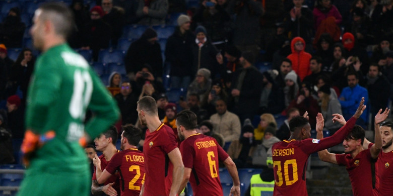 gelandang-as-roma-cengiz-under-kedua-dari-kanan-benevento_20180212_054112.jpg