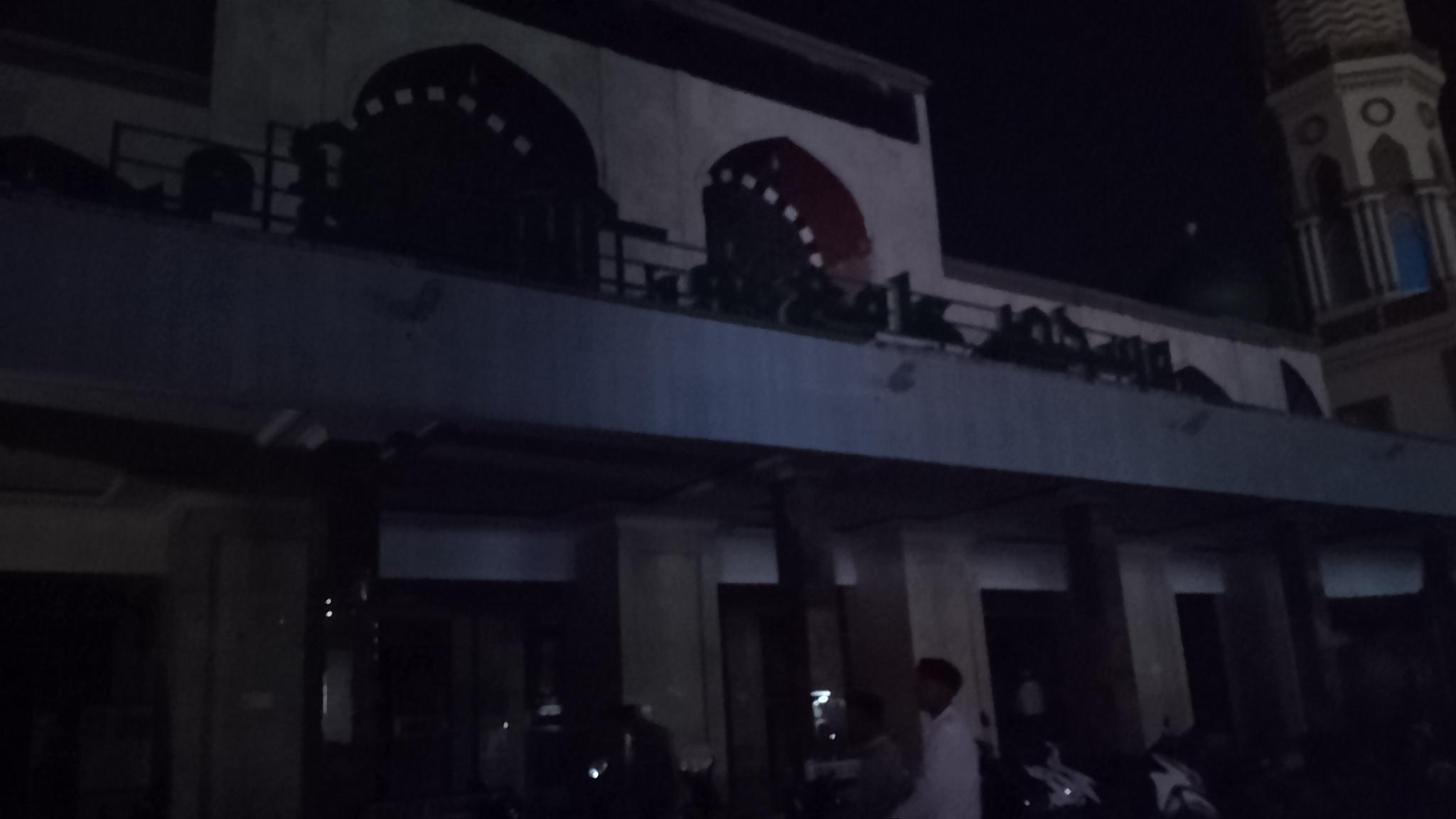 Palangkaraya Malam Ini Separuh Gelap, Jemaah Masjid Sholat Dalam Kegelapan Gegara Listrik Padam