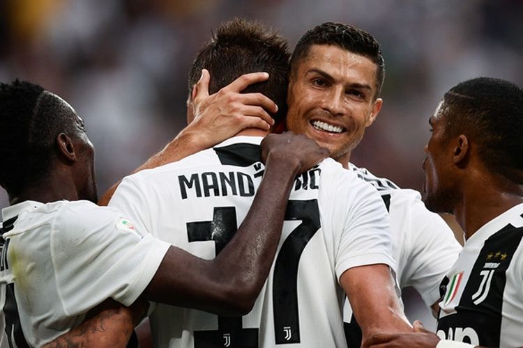 juventus-cristiano-ronaldo-kedua-dari-kanan-memeluk-mario-mandzukic_20180907_053144.jpg