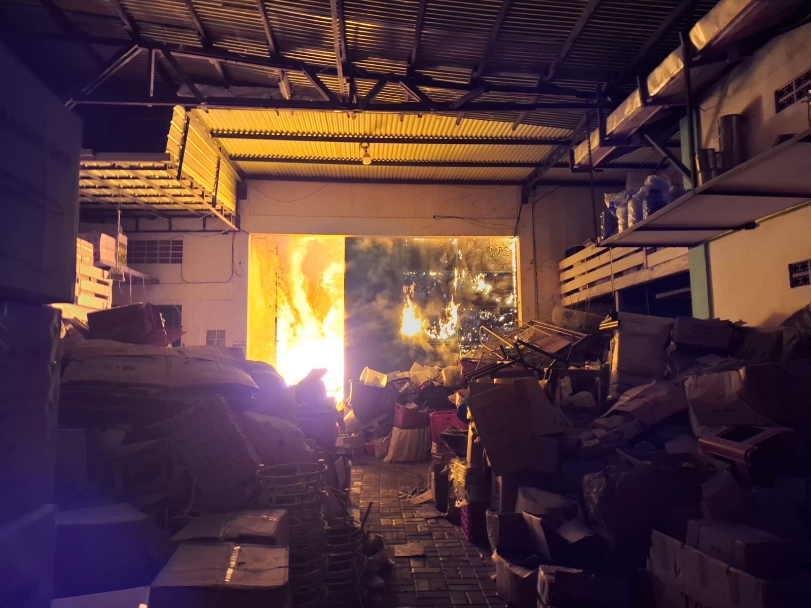 Petugas Padamkan Kebakaran Gudang Akibat Korsleting Listrik Selama 8 Jam, Kerugian Capai Rp 15 M