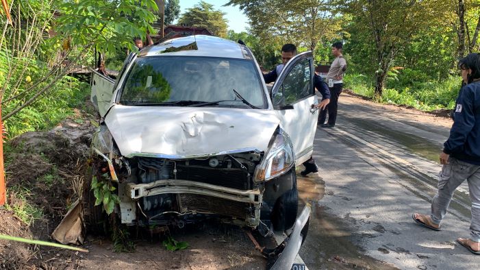 Kecelakaan Tunggal Palangkaraya, Hantam Pohon Mobil Masuk Parit 1 Meninggal Dunia 2 Orang Luka