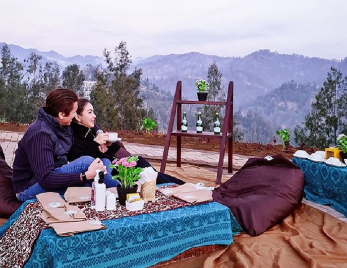 Pilih Liburan di Bromo, Intip Keromantisan Syahrini dan Reino Barack Makan Siang di Savana