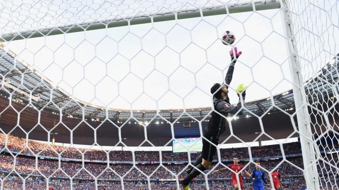 kiper-portugal-rui-patricio-saat-menghalau-antoine-griezmann_20170329_050835.jpg