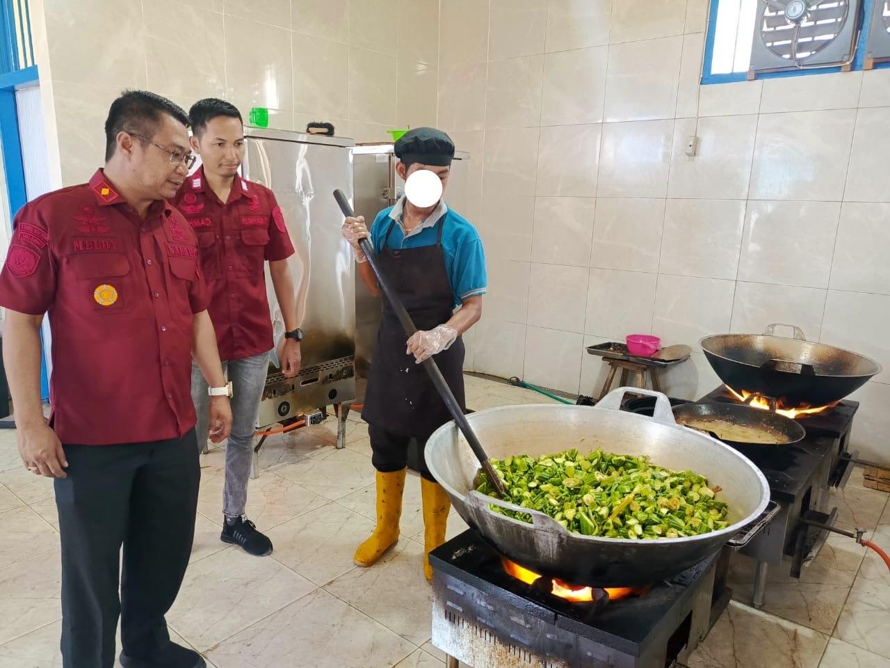 Kalapas Sampit Tinjau Pengolahan Tempe dan Dapur Umum, ini Kata Meldy Putera