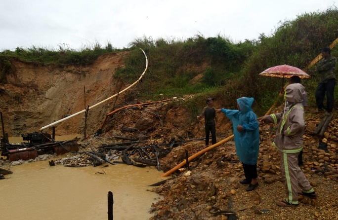 lubang-pendulangan-intan-di-pumpung-kecamatan-cempaka.jpg