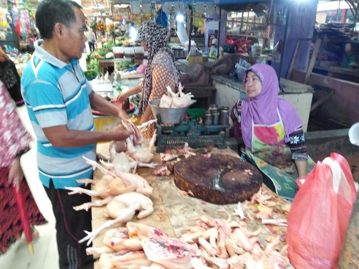 pedagang-ayam-di-pasar-kahayan-palangkaraya_20180904_183145.jpg