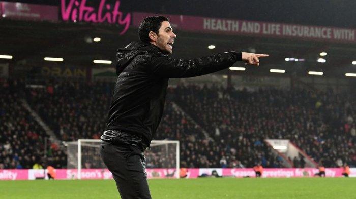 pelatih-arsenal-mikel-arteta-sedang-memberikan-instruksi-ke-pemainnya.jpg