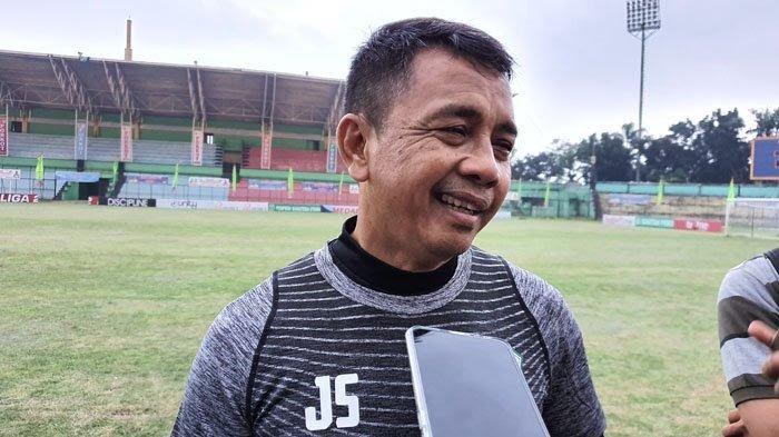 pelatih-psps-riau-jafri-sastra-saat-masih-melatih-psms-medan.jpg
