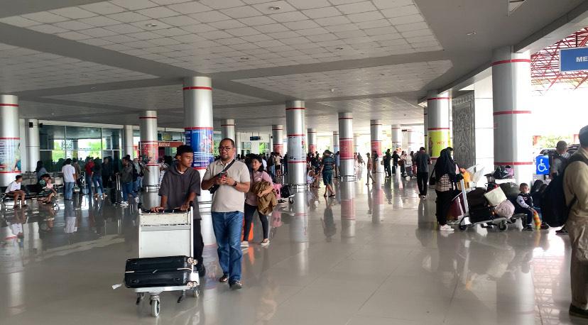 penumpang-di-bandara-tjilik-gv.jpg