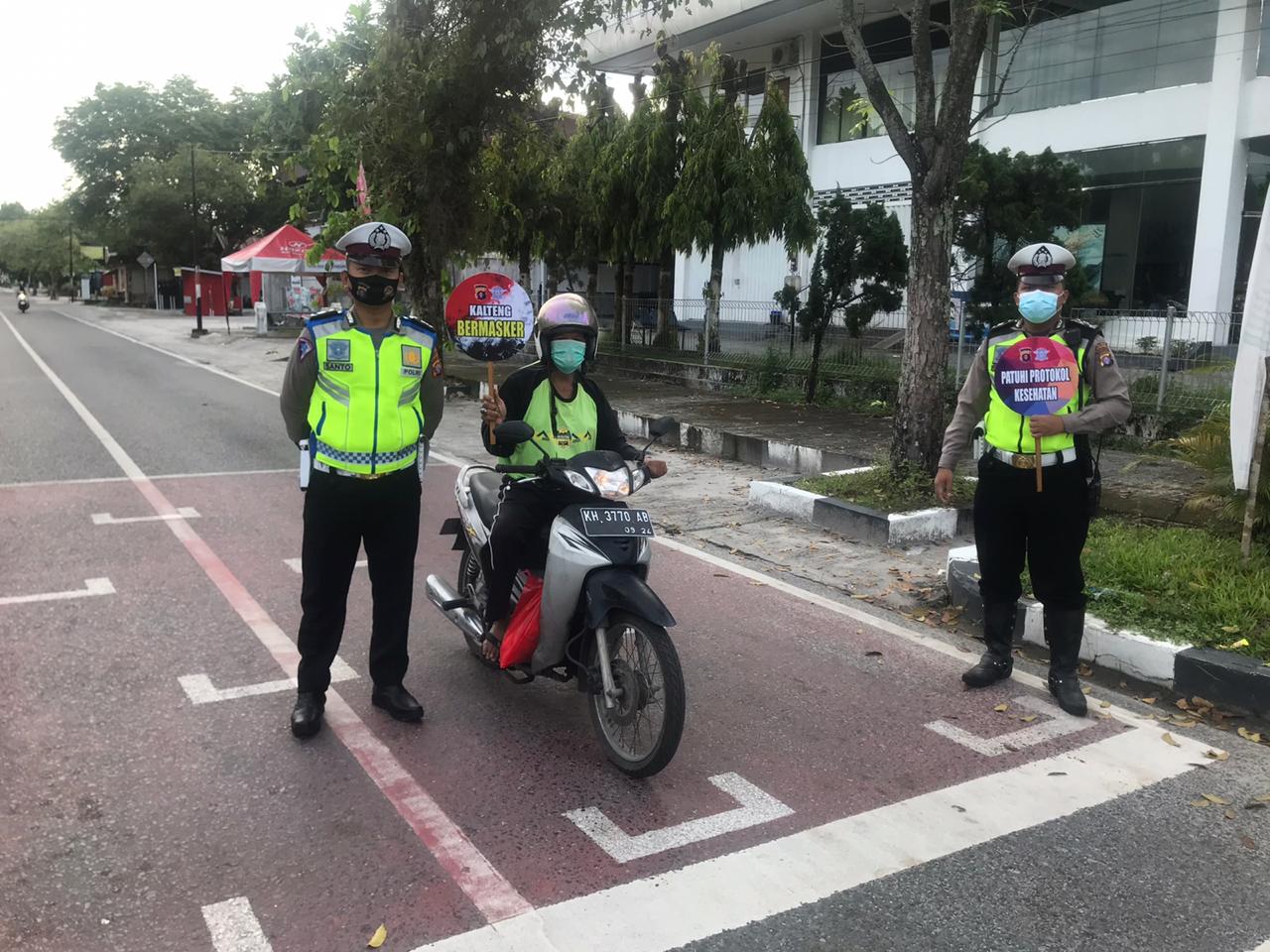 Polantas Palangkaraya Ingatkan Pengendara Pakai Masker dan Jaga Jarak di Trafick Light