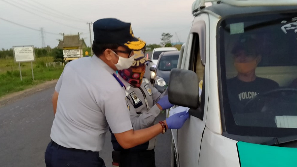 petugas-pos-jalur-darat-antar-kabupaten-dan-kota-di-kalteng.jpg
