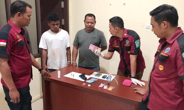 polisi-amankan-dua-orang-bandar-narkoba-di-sampit_20181012_104025.jpg