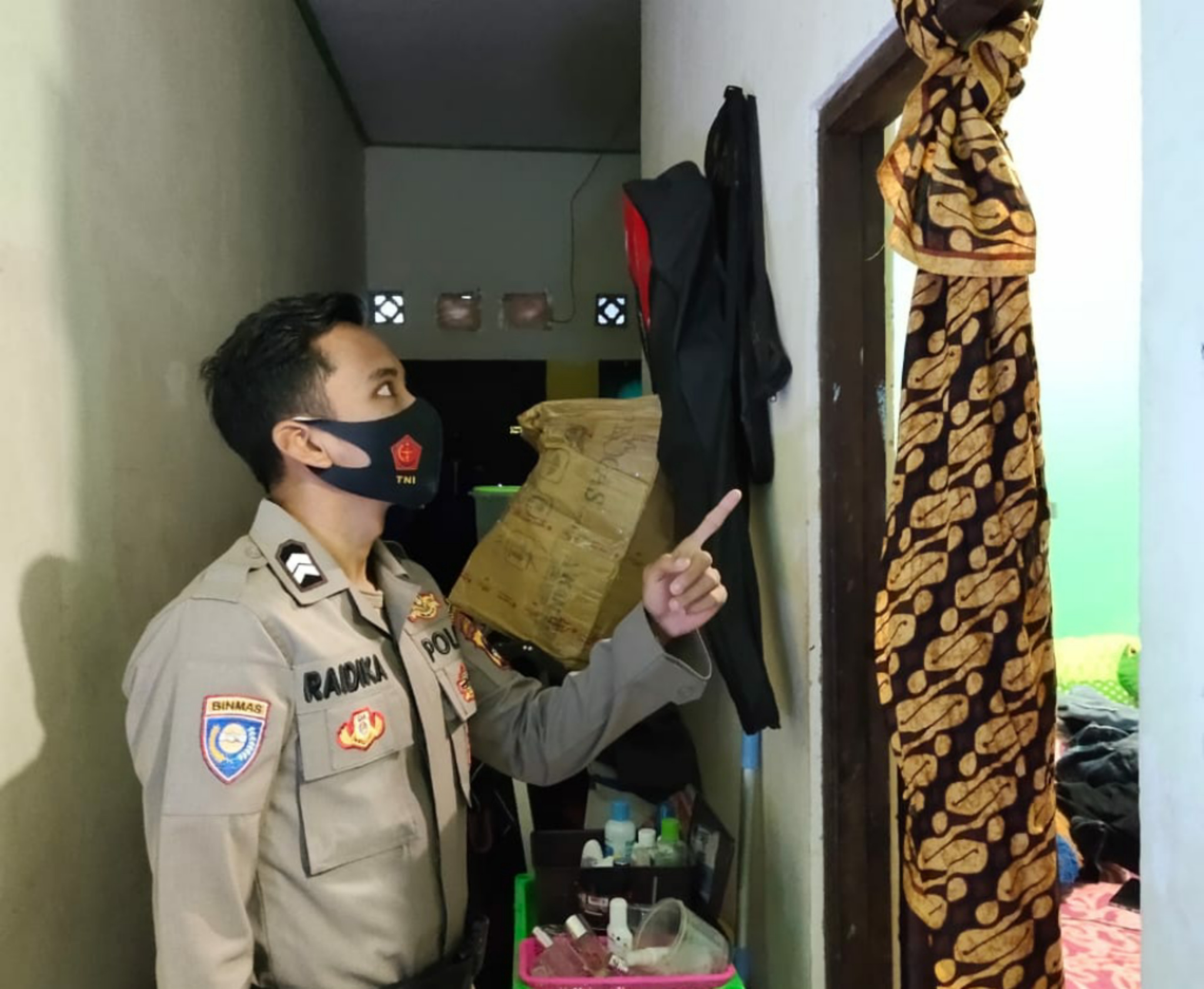 polisi-di-kokasi-korban-gantung-diri-safad.jpg