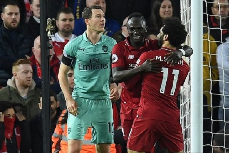 sadio-mane-dan-mohamed-salah-liverpool-vs-arsenal-di-depan-stephan-lichtsteiner-liga-inggris.jpg