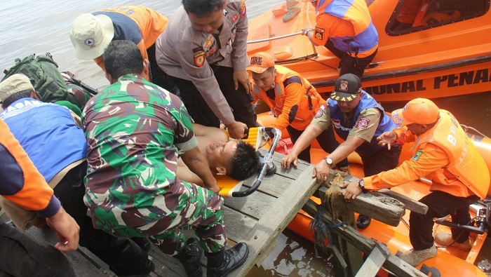 simulasi-pertolongan-korban-bencana-alam-di-das-kapuas.jpg