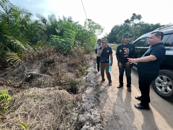Blusukan ke Perdesaan, Bupati Halikinnor Instruksikan DPUPRPRKP Lebarkan Jalan Desa Bangkuang Makmur