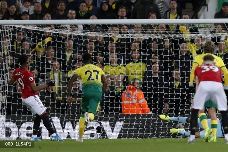 tim-krul-anthony-martial-norwich-city-vs-manchester-united-liga-inggris.jpg