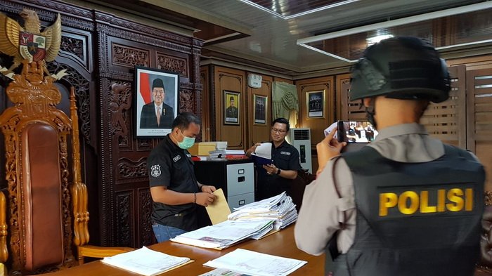 tribun-kalteng-dprd-kaltim-digeledah_20180815_091102.jpg
