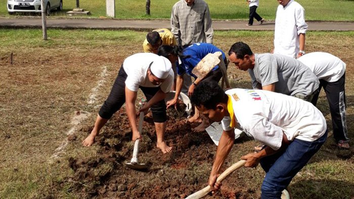 tribun-kalteng-gali-kubur_20170316_101359.jpg
