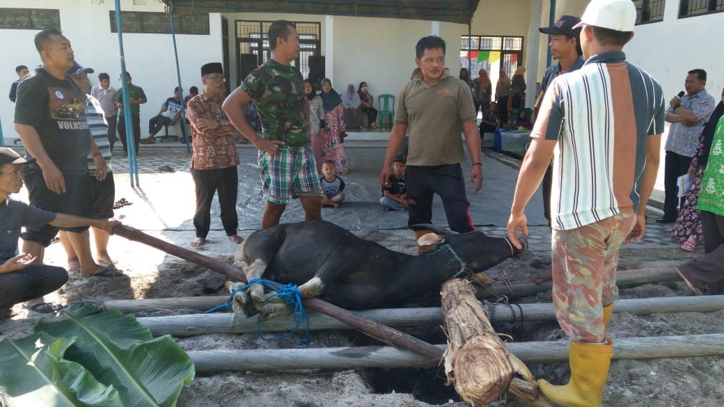 Pegawai Disbun Kalteng Berbagi Daging Kurban dengan Warga