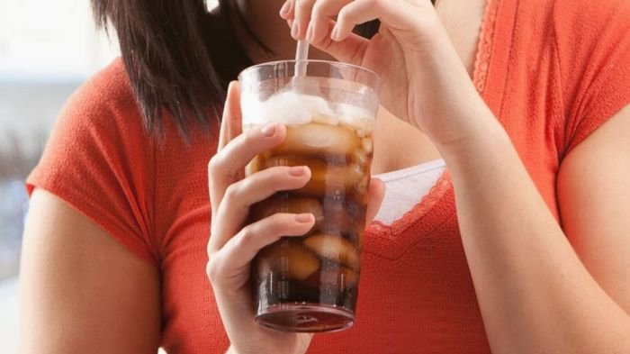 tribun-kalteng-minum-soda-dingin_20170702_095421.jpg