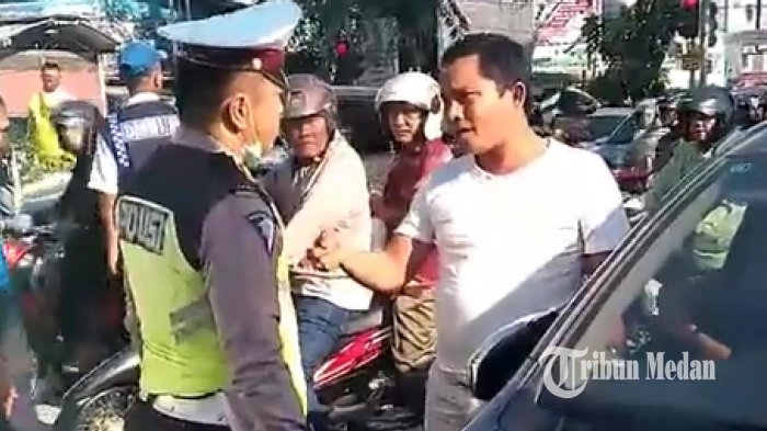 tribun-kalteng-polantas-perang-mulut-dengan-pengemudia_20181026_105304.jpg
