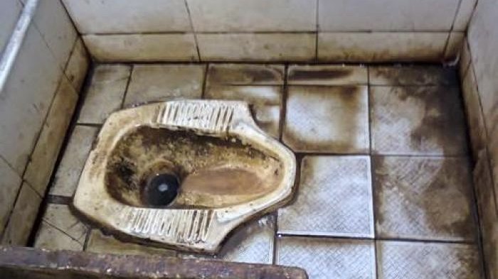 tribun-kalteng-toilet-kotor_20170604_131633.jpg